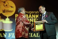 Direktur Utama Bank Bukopin Glen Glenardi menerima penghargaan untuk kategori CEO Leadership, Finance, Human Capital & Risk Management.