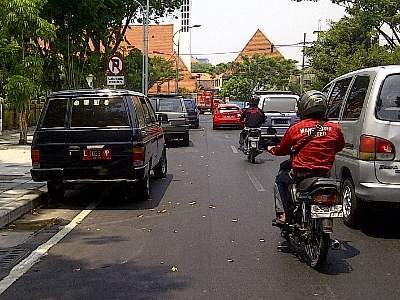 Mobil Dinas dan Plat Hitam Ini Parkir di Dekat Rambu Larangan Parkir