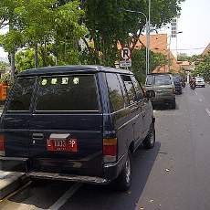 Mobil Dinas dan Plat Hitam Ini Parkir di Dekat Rambu Larangan Parkir