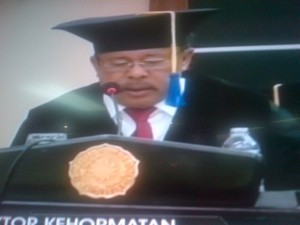 Karni Ilyas Terima Gelar DR (HC) dari UMS