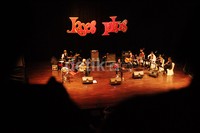 Koes Plus membuka konser dengan lagu 'Telah Lama'. Noel/detikFoto.
