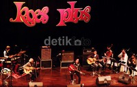 Dalam konser reuni itu, Koes Plus juga menyanyikan lagu 'Why Do You Love Me'. Noel/detikFoto.