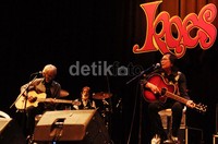 Dalam konser itu, Koes Plus berhasil menghibur para penggemar lewat lagu-lagu hitsnya.