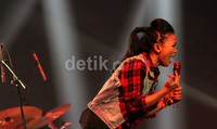 Tantri tampil enerjik dalam konser ulang tahun tersebut. Gusmun/detikFoto.