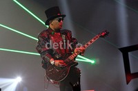 Aksi gitaris Kotak, Cella di atas panggung menambah suasana konser menjadi panas. Gusmun/detikFoto.
