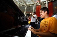 Sejumlah pertunjukan ditampilkan, salah satunya tarian kuda lumping.