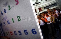 Mereka memeriahkan kampanye tersebut dengan bermain angklung.