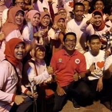 Bagikan Bunga, Ridwan Kamil Jadi Rebutan PNS untuk Berfoto