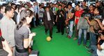 Roy Suryo Main Bola di Booth Chevrolet