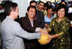 Roy Suryo Main Bola di Booth Chevrolet