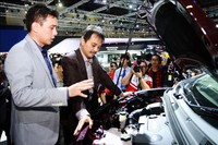 Roy Suryo diberi penjelasan soal mesin mobil Chevrolet. (dok Chevrolet).