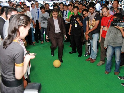 Roy Suryo Main Bola di Booth Chevrolet