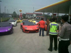 Ngebut di Bahu Jalan, Konvoi 10 Mobil Sport Mewah Ditertibkan PJR Jagorawi