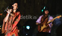 Kelompok jazz dari Jakarta, Are You Alone, menyajikan jazz-rock yang mempesona.
