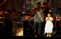 Band Kirana menampilkan penyanyi cilik, Sofi, yang masih berusia 6 tahun.     