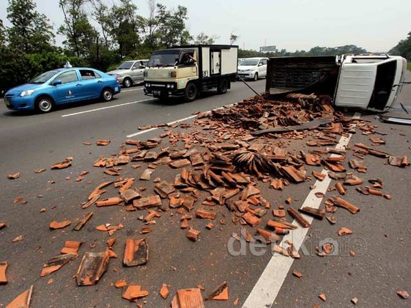 Ban Pecah, Pick Up Bermuatan Genteng Terbalik