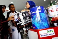 Tampak  pengunjung mendengarkan informasi produk terbaru dari Pertamina.     