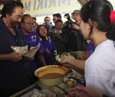 Surya Paloh Hadiri Peringatan 100 Hari Mega Sinden Cilik