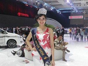 Si Manis Kartika Jadi Miss Motor Show