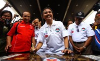 Menpora Roy Suryo mendampingi Yudi Herbie saat acara berlangsung.     