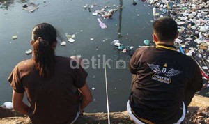 Lurah di Jakut akan Jepret lalu Pajang Foto Warga Pembuang Sampah di Kali