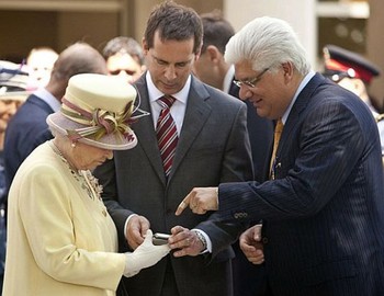     Pada tahun 2010, Ratu Elizabeth berkunjung ke pabrik BlackBerry di Waterloo, Kanada. Sang Ratu diberi cinderamata BlackBerry model 9700 oleh co CEO BlackBerry saat itu, Mike Lazaridis. (kredit foto: intomobile)