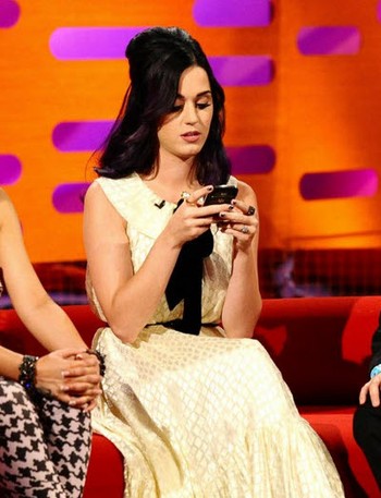 Penyanyi Katy Perry tampaknya sedang memakai BlackBerry model Dakota. (kredit foto: blackberryos)