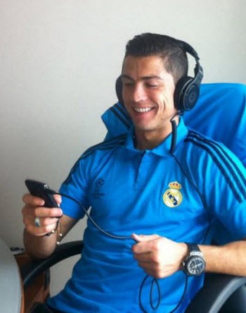 Christiano Ronaldo, megabintang sepak bola, sedang bersantai dengan BlackBerry di tahun 2012. (kredit foto: blackberry-fr)