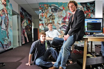 Sean Parker, Mark Zuckerberg dan Dustin Moskovitz berpose di kantor baru Facebook pada tahun 2005.