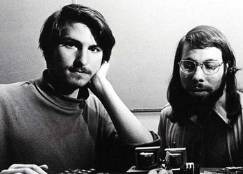 Steve Jobs dan Steve Wozniak pada masa awal berdirinya Apple. Mereka membuat komputer bernama Apple 1.