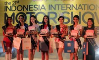 Sales Promotion Girl dari Toyota ini mengalahkan 6 kandidat calon Miss Motor Show 2013 yang datang dari booth Mitsubishi, Chevrolet, Mercedes-Benz, Suzuki, KIA, dan FAW. (Foto M Ikhsan).