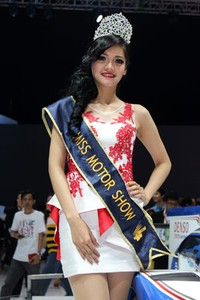 Dara kelahiran 1 Juni 1992 ini meneruskan perjuangan Atria Loni Hari dari Ford yang menyabet Miss Motor Show 2012. (Foto Aditya Maulana).