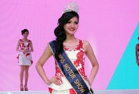 Kartika menunjukkan kebolehannya di booth Toyota. Dia tidak menyangka bakal menjadi pemenang Miss Motor Show tahun ini. (Foto Aditya Maulana).