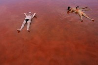 Orang-orang Bulgaria berbaring di danau garam, Bourgas, dekat kota Laut Hitam Bourgas, Bulgaria. (Foto: Reuters)