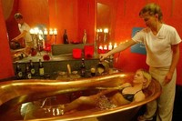 Katja Horn berbaring di bak mandi tembaga penuh bir dan air dalam ruang relaksasi remang-remang di Hotel Esplanade, di kota spa Jerman, Bad Saarow, Berlin. (Foto: Reuters)