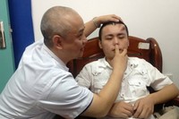 Alternatifnya, menumbuhkan hidung baru untuk mengganti hidungnya yang terlanjur rusak. Sebuah rumah sakit di Fuzhou, provinsi Fulian, China, memiliki ide inovatif untuk melakukan hal itu. Dokter memutuskan untuk menumbuhkan hidung barunya menggunakan kulit dan bagian dari tulang rawan sendiri. (Foto: Reuters)