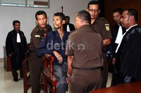 Benget duduk di kursi pesakitan karena terbukti membunuh istrinya, Darna Sri Astuti pada 5 Maret 2013 lalu. Selain membunuh, Benget juga memutilasi tubuh sang istri dan membuangnya di jalan Tol Dalam Kota arah Cikampek.