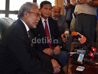 Hadir juga Kepala Badan Nasional Penempatan dan Perlindungan Tenaga Kerja Indonesia (BNP2TKI) Moh Jumhur Hidayat, Duta Besar RI di Kuala Lumpur, Herman Prayitno, Anggota Komisi IX DPR, Reike Dyah Pitalodka, Prabowo Subianto, berikut sejumlah elemen perjuangan kemanusiaan mewakili NGO tanah air. Mereka memadadi persidangan Wilfrida di Mahkamah Tinggi, Kelantan, Malaysia, Senin (30/9/2013).