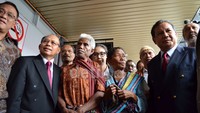 Selain itu, kedua orangtua Wilfrida, Raikardus Mau dan Maria Kolo, termasuk perwakilan Keuskupan Belu, Pastor Gregorius Sainudin Dudy, pejabat Pemda, serta utusan DPRD Kabupaten Belu turut menyertai jalannya sidang.