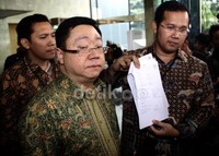 Kuasa hukum Robert Tantular, Andi Simangunsong memperlihatkan surat mengenai keberatan Bank Mutiara bayar kerugian nasabah Antaboga. Lamhot Aritonang/detikFoto.
