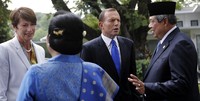 Presiden SBY didampingi Ibu Ani menyambut kedatangan Tony Abbot berserta istri Margaret Aitken. Abror Rizki/Setpres.