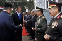 Presiden SBY memperkenalkan menteri KIB yang mendampinginya kepada Tony Abbot. Abror Rizki/Setpres.
