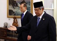 Presiden SBY dan PM Australia Tony Abbott memasuki Istana untuk menggelar pertemuan. Abror Rizki/Setpres.
