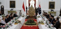 Pertemuan itu menghasilkan sejumlah kesepakatan peningkatan kerjasama, salah satunya soal penyelesaian masalah penyelundupan manusia. Abror Rizki/Setpres.