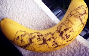 Mona Lisa dan Luffy One Piece Diukir di Atas Kulit Pisang