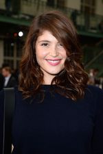 Si Pencuri Perhatian, Gemma Arterton