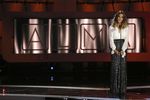 Jadi Host, Jessica Alba Tebar Senyuman