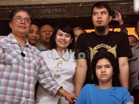 Dul akhirnya diperbolehkan pulang dari Rumah Sakit Pondok Indah Jakarta, pada Rabu (25/9/2013). (detikHOT)