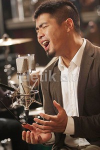 Bams akhirnya memutuskan kembali sebagai solois.