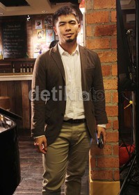 Ya, ini syuting untuk video klip pertama gue, 'Selalu Mencintaimu'. Konsepnya ada manggungnya, diiringi band, jelas Bams.